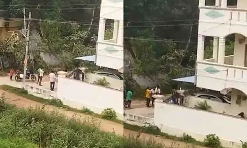 Nalgonda: स्कूल में शिक्षक पर लड़कियों को परेशान करने का आरोप Nalgonda: स्कूल में शिक्षक पर लड़कियों को परेशान करने का आरोप