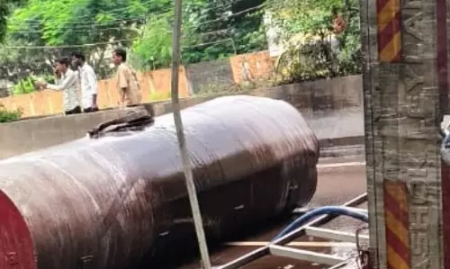 भिलाई में केमिकल से भरा टैंकर पलटा