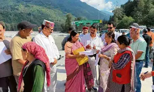 केंद्रीय मंत्रियों ने आपदा प्रभावित Kullu, मनाली क्षेत्रों में नुकसान का आकलन किया