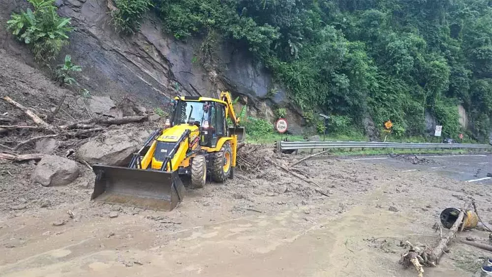 Nagaland : भूस्खलन से एनएच-29 पगला पहाड़ मार्ग अवरुद्ध Nagaland : भूस्खलन से एनएच-29 पगला पहाड़ मार्ग अवरुद्ध