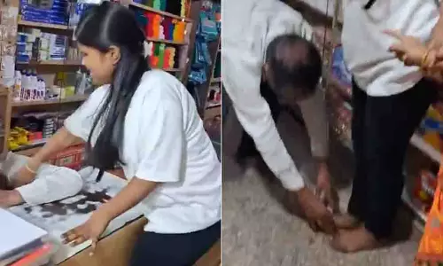 Kalyan: अश्लील संदेश भेजने पर महिला ने दुकान मालिक की चप्पल से पिटाई की Kalyan: अश्लील संदेश भेजने पर महिला ने दुकान मालिक की चप्पल से पिटाई की