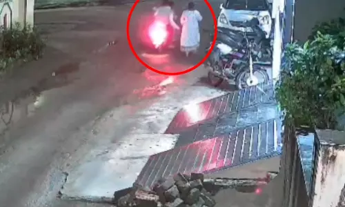 बाइक सवार बदमाशों ने महिला से छीना बैग, सीसीटीवी में कैद वारदात बाइक सवार बदमाशों ने महिला से छीना बैग, सीसीटीवी में कैद वारदात