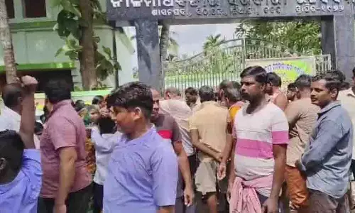 Cuttack: स्कूल में अव्यवस्था पर भड़के अभिभावक, गेट बंद कर जताया विरोध