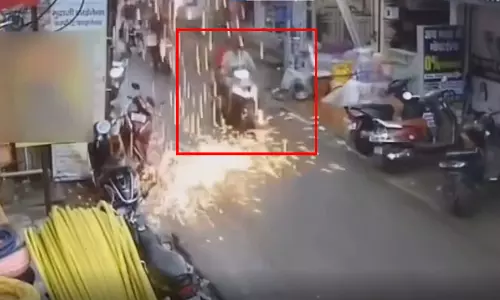 बड़ा हादसा टला: बिजली के तार गिरने से पुरुष-महिला घायल, मोहल्ले में फैला डर बड़ा हादसा टला: बिजली के तार गिरने से पुरुष-महिला घायल, मोहल्ले में फैला डर
