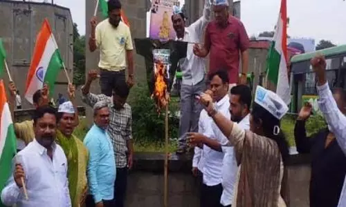 मैच: पुणे में पाकिस्तानी क्रिकेट टीम की टी-शर्ट जलाई गई; मैच का बहिष्कार करने का आह्वान मैच: पुणे में पाकिस्तानी क्रिकेट टीम की टी-शर्ट जलाई गई; मैच का बहिष्कार करने का आह्वान
