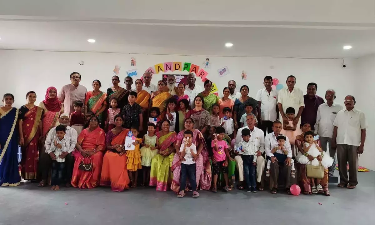 Telangana: पल्लवी मॉडल स्कूल में दादा-दादी दिवस समारोह
