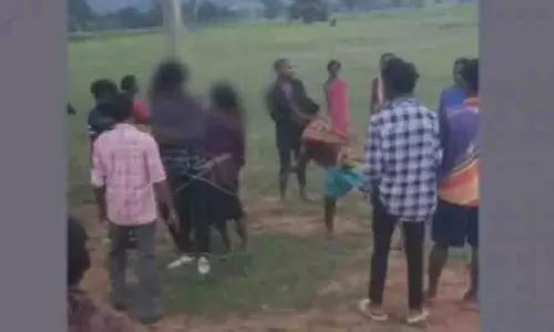 Odisha: अवैध संबंध के शक में महिला समेत तीन को बांधकर पीटा गया Odisha: अवैध संबंध के शक में महिला समेत तीन को बांधकर पीटा गया