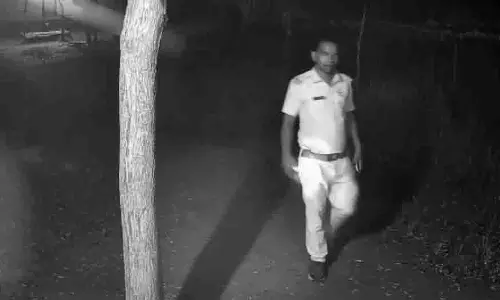 Odisha: पुलिस अधिकारी पर फार्महाउस मालिक और कर्मचारी पर हमला करने का आरोप Odisha: पुलिस अधिकारी पर फार्महाउस मालिक और कर्मचारी पर हमला करने का आरोप