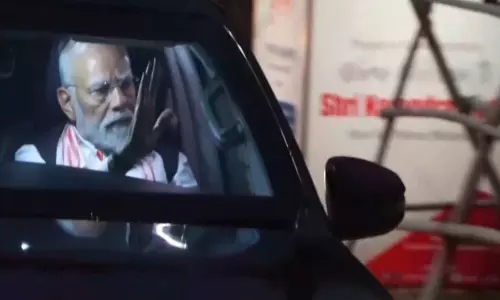 असम: PM मोदी ने गुवाहाटी में विशाल रोड शो किया असम: PM मोदी ने गुवाहाटी में विशाल रोड शो किया