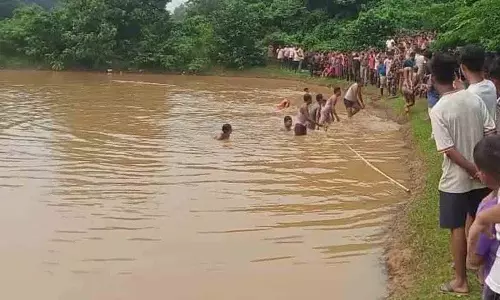 Asifabad जिले में हादसा.. तालाब में गिरने से चार लोगों की मौत