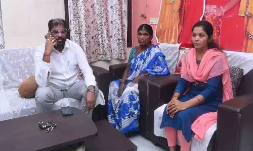 KTR ने टीन्यूज रिपोर्टर संबाशिवा राव के परिवार से फोन पर बात की