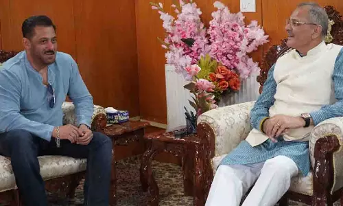 गलवान फिल्म की शूटिंग के बीच सलमान खान ने लद्दाख के LG से की मुलाकात गलवान फिल्म की शूटिंग के बीच सलमान खान ने लद्दाख के LG से की मुलाकात