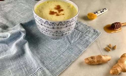 टर्मरिक लाटे से करें दिन की शुरुआत, रहेंगे चुस्त-दुरुस्त और खुशगवार टर्मरिक लाटे से करें दिन की शुरुआत, रहेंगे चुस्त-दुरुस्त और खुशगवार