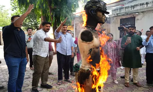 भारत-पाकिस्तान क्रिकेट मैच का आप ने किया विरोध, पाकिस्तानी क्रिकेटर का पुतला फूंका