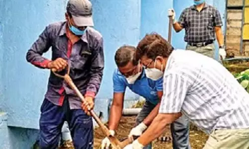अस्पताल अधीक्षक कुदाल और फावड़े लेकर सफाई अभियान में अस्पताल अधीक्षक कुदाल और फावड़े लेकर सफाई अभियान में