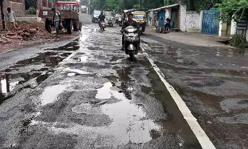 Bhopal: गड्ढों से भरी सड़कें मौत के जाल में तब्दील हो रही हैं