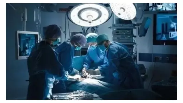 Shocking: सर्जरी बीच में छोड़ डॉक्टर ने नर्स के साथ बनाए यौन संबंध Shocking: सर्जरी बीच में छोड़ डॉक्टर ने नर्स के साथ बनाए यौन संबंध