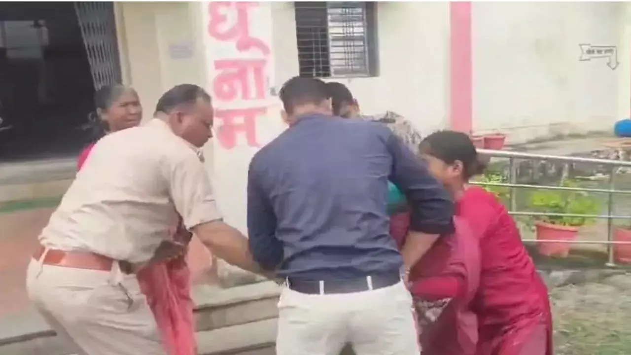 थाने में सामूहिक सुसाइड की कोशिश, दबंगों से परेशान है परिवार थाने में सामूहिक सुसाइड की कोशिश, दबंगों से परेशान है परिवार