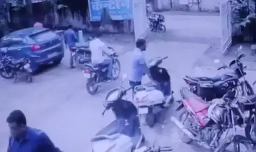 कलेक्ट्रेट परिसर में चोरी, बाइक पर कलेक्ट्रेट परिसर में चोरी, बाइक पर