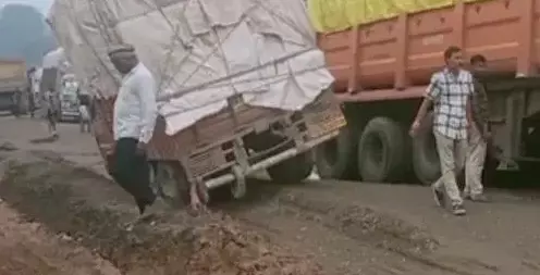 बिलासपुर-जबलपुर NH में मालवाहक गाड़ियां फंसी, जाम लगने से राहगीर परेशान बिलासपुर-जबलपुर NH में मालवाहक गाड़ियां फंसी, जाम लगने से राहगीर परेशान