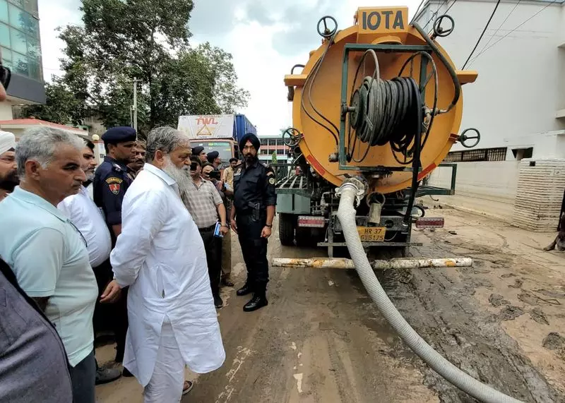 Haryana : पार्टी पर निशाना साधने के एक दिन बाद विज ने समर्थकों के साथ समय बिताया Haryana : पार्टी पर निशाना साधने के एक दिन बाद विज ने समर्थकों के साथ समय बिताया