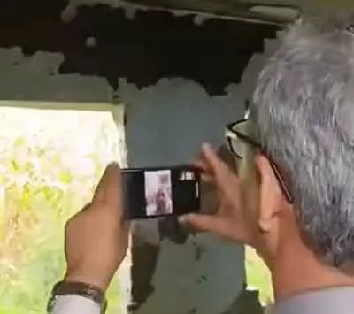 भड़के विधायक ने जर्जर सरकारी स्कूल से शिक्षा अफसरों को किया वीडियो कॉल भड़के विधायक ने जर्जर सरकारी स्कूल से शिक्षा अफसरों को किया वीडियो कॉल