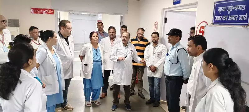 Rohtak के पीजीआईएमएस निदेशक ने डॉक्टरों और कर्मचारियों से ड्यूटी पर आईडी कार्ड पहनने को कहा Rohtak के पीजीआईएमएस निदेशक ने डॉक्टरों और कर्मचारियों से ड्यूटी पर आईडी कार्ड पहनने को कहा