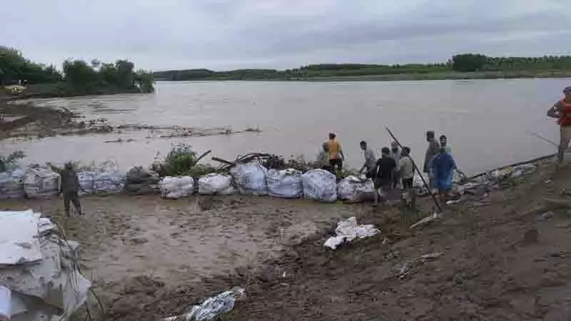 Ropar में बांध कमजोर होने से अधिकारियों को संकटकालीन फोन कॉलों की बाढ़ Ropar में बांध कमजोर होने से अधिकारियों को संकटकालीन फोन कॉलों की बाढ़