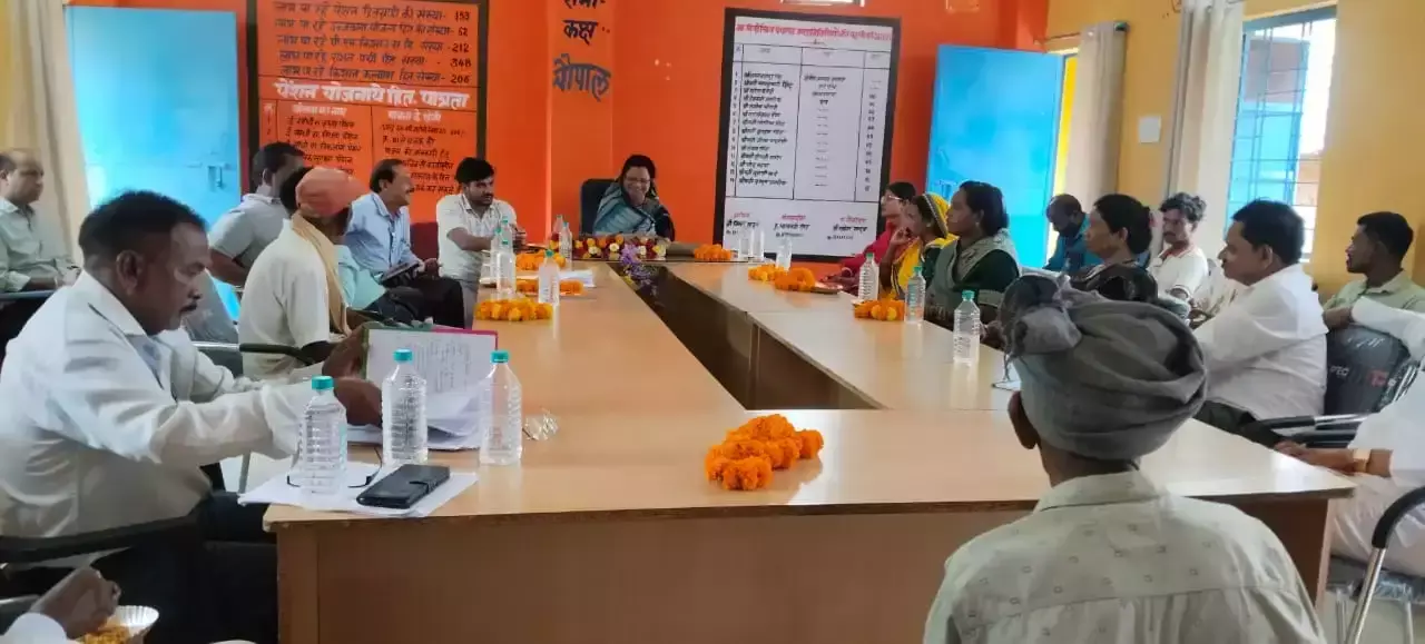 Anuppur: अध्यक्ष ने ग्रामीणों की समस्याओं का किया संज्ञान, समाधान दिए निर्देश Anuppur: अध्यक्ष ने ग्रामीणों की समस्याओं का किया संज्ञान, समाधान दिए निर्देश
