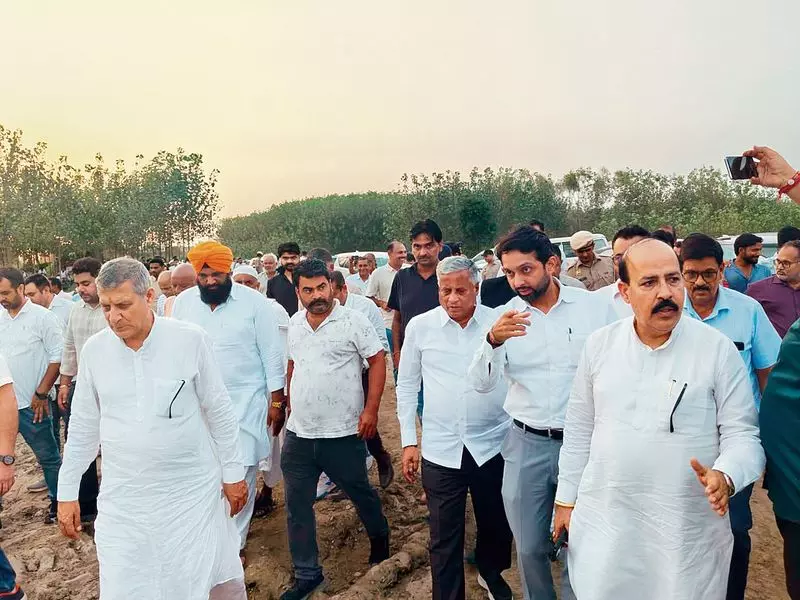 केंद्रीय मंत्री ने Yamunanagar जिले में कटाव प्रभावित क्षेत्रों का दौरा किया केंद्रीय मंत्री ने Yamunanagar जिले में कटाव प्रभावित क्षेत्रों का दौरा किया
