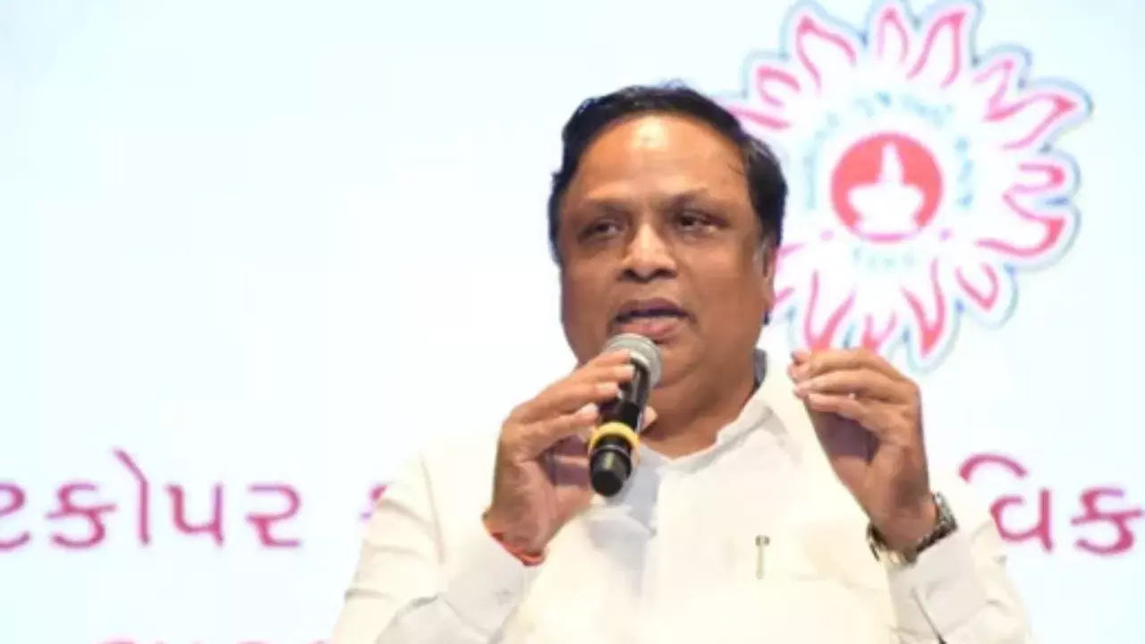 Mumbai: फर्जी नक्शों पर मंत्री शेलार ने उठाया सख्त कदम Mumbai: फर्जी नक्शों पर मंत्री शेलार ने उठाया सख्त कदम
