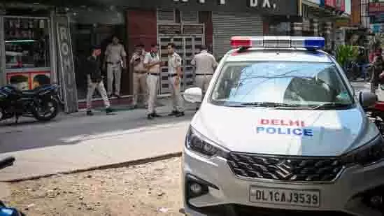 Delhi: होटल के कमरे में दोस्तों के साथ पार्टी के बाद मृत मिला व्यक्ति Delhi: होटल के कमरे में दोस्तों के साथ पार्टी के बाद मृत मिला व्यक्ति