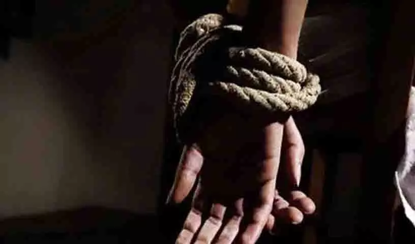 Bandlaguda में एक गिरोह ने दो लोगों का अपहरण कर उन पर बेरहमी से हमला किया Bandlaguda में एक गिरोह ने दो लोगों का अपहरण कर उन पर बेरहमी से हमला किया