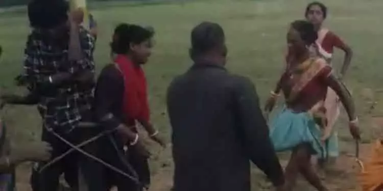 कंगारू कोर्ट में महिला और दो युवकों को बांधकर पीटा गया कंगारू कोर्ट में महिला और दो युवकों को बांधकर पीटा गया