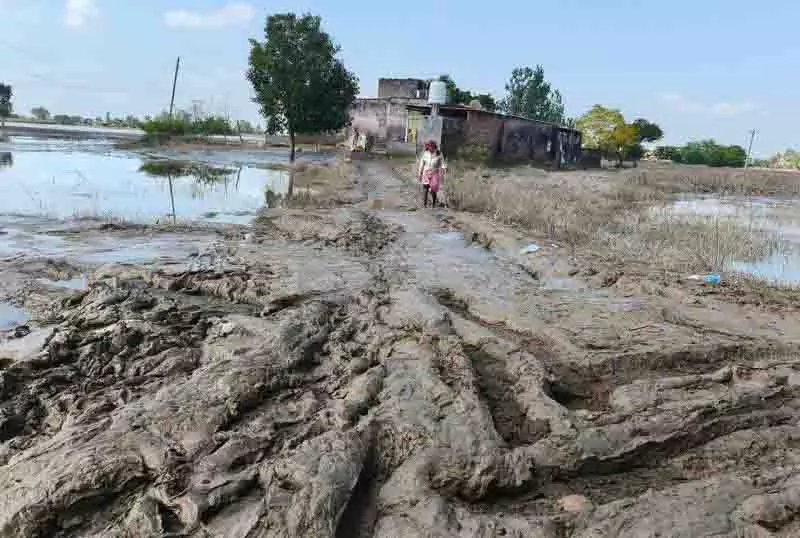 Baupur school से गाद साफ कर कक्षाएं शुरू करने की तैयारी Baupur school से गाद साफ कर कक्षाएं शुरू करने की तैयारी
