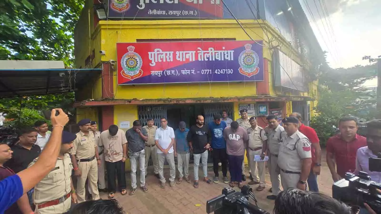 न्यूड पार्टी मामले में रायपुर पुलिस का खुलासा, प्रमोशन और प्रमोट करने वाले सहित 7 गिरफ्तार न्यूड पार्टी मामले में रायपुर पुलिस का खुलासा, प्रमोशन और प्रमोट करने वाले सहित 7 गिरफ्तार