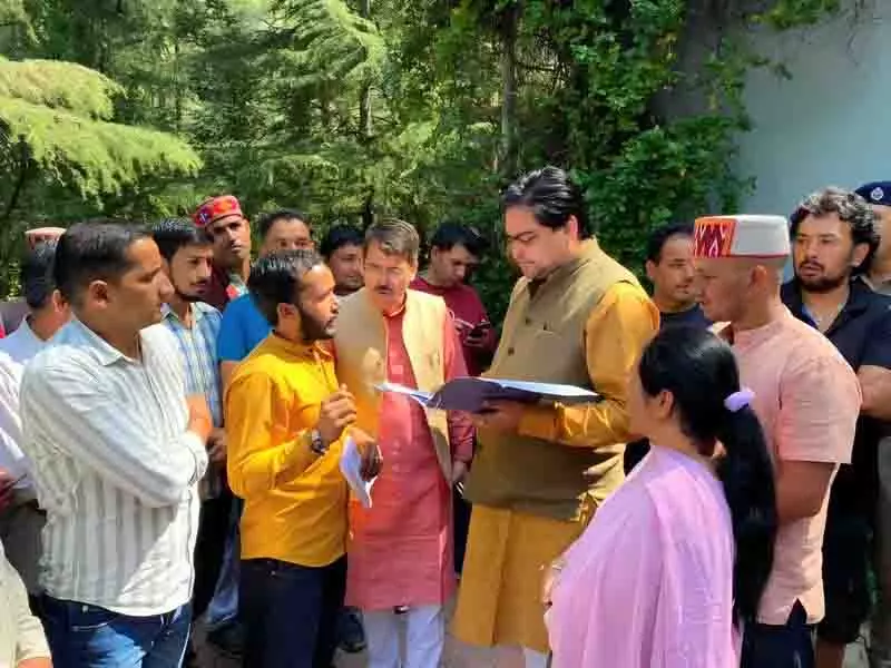 दो केंद्रीय मंत्रियों ने Kullu का दौरा किया, बाढ़ प्रभावित राज्य के लिए राहत का वादा किया दो केंद्रीय मंत्रियों ने Kullu का दौरा किया, बाढ़ प्रभावित राज्य के लिए राहत का वादा किया