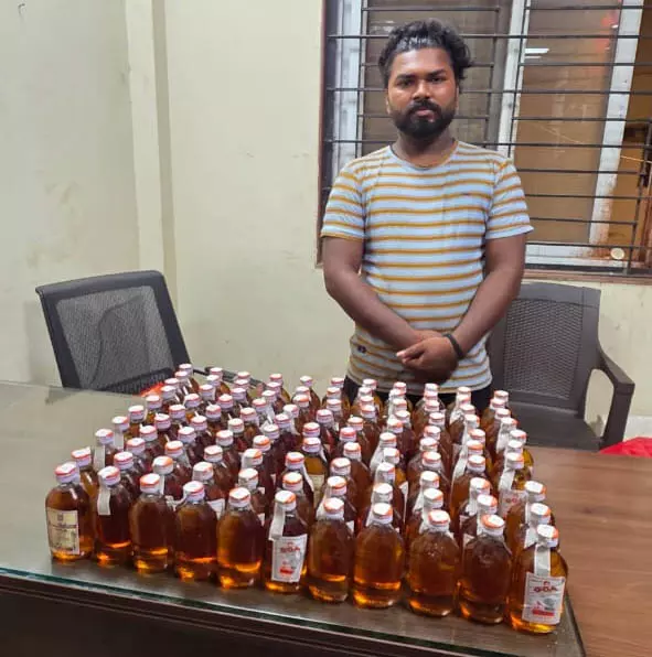 रायपुर : किराना स्टोर के पास शराब बेचते कोचिया गिरफ्तार रायपुर : किराना स्टोर के पास शराब बेचते कोचिया गिरफ्तार