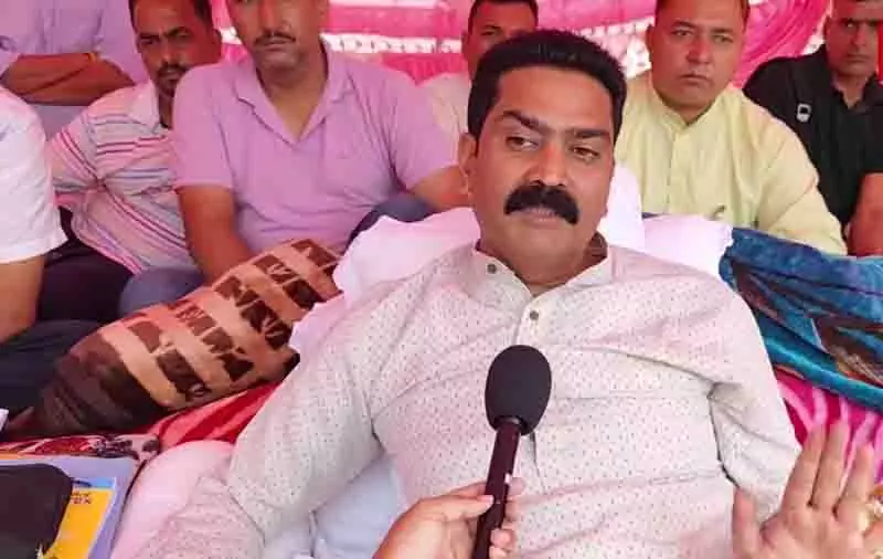 एनएच के रुके हुए काम को लेकर Dharampur MLA का अनशन जारी एनएच के रुके हुए काम को लेकर Dharampur MLA का अनशन जारी