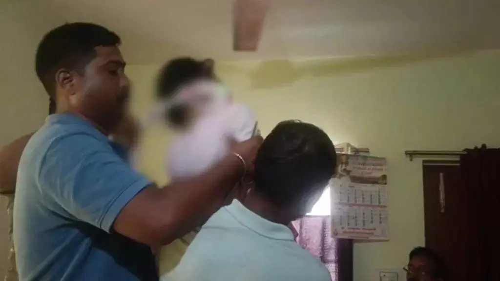 आरक्षक की पत्नी ने किया सुसाइड, सरकारी आवास में मिली लाश आरक्षक की पत्नी ने किया सुसाइड, सरकारी आवास में मिली लाश