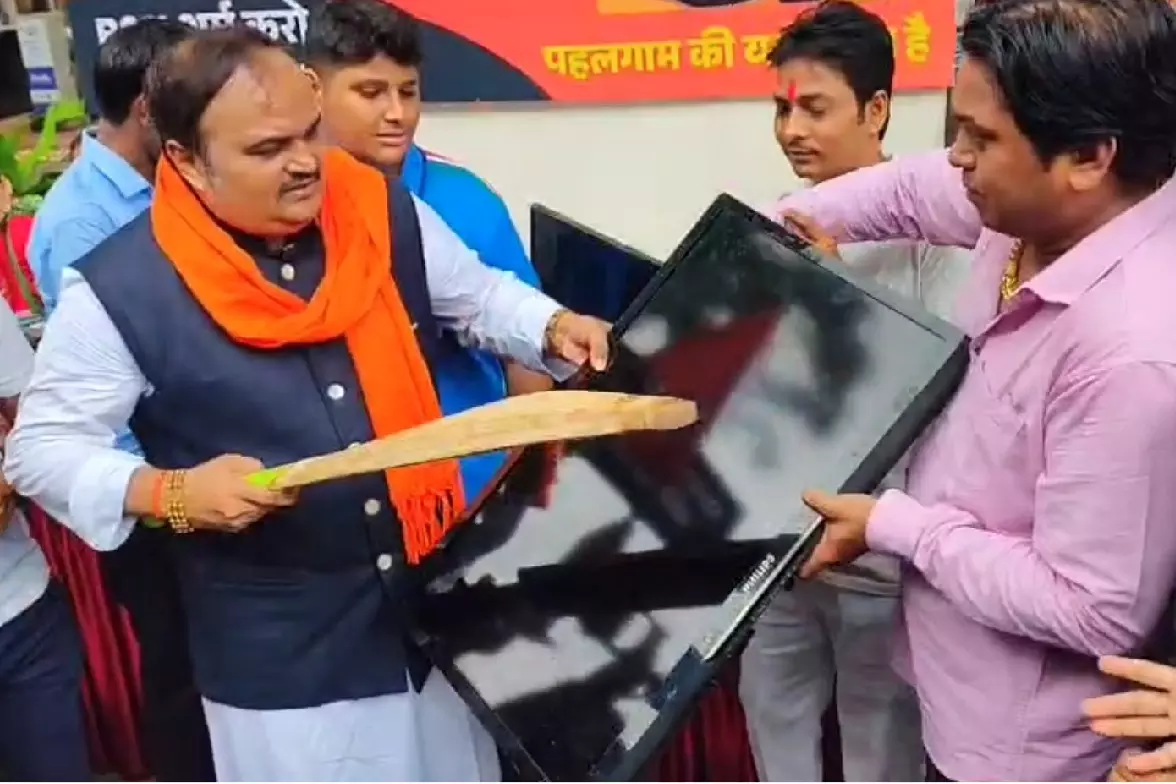 भारत-पाक मैच का विरोध: शिवसेना (यूबीटी) कार्यकर्ताओं ने फोड़े टीवी भारत-पाक मैच का विरोध: शिवसेना (यूबीटी) कार्यकर्ताओं ने फोड़े टीवी