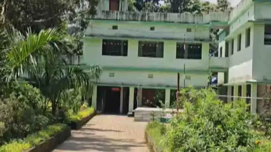 Odisha: सरकारी स्कूल कई चौंकाने वाली घटनाओं के बाद आलोचनाओं के घेरे में Odisha: सरकारी स्कूल कई चौंकाने वाली घटनाओं के बाद आलोचनाओं के घेरे में