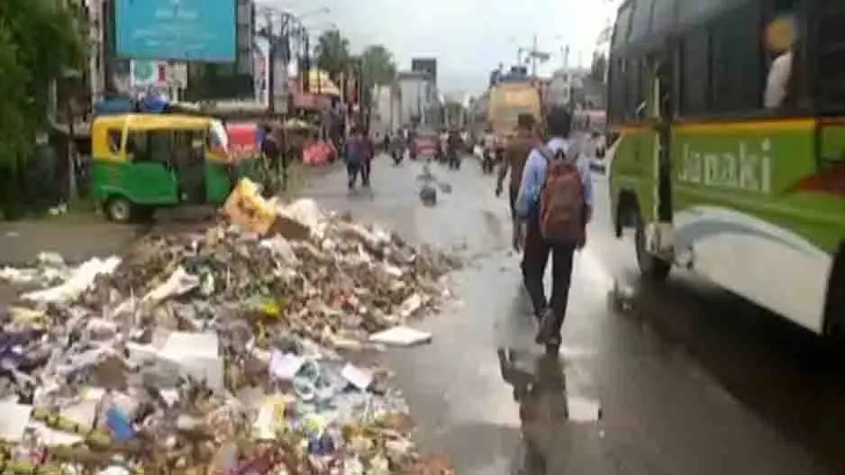 डंप यार्ड विरोध के कारण Cuttack में कचरा संकट, दुर्गंध से शहर परेशान डंप यार्ड विरोध के कारण Cuttack में कचरा संकट, दुर्गंध से शहर परेशान