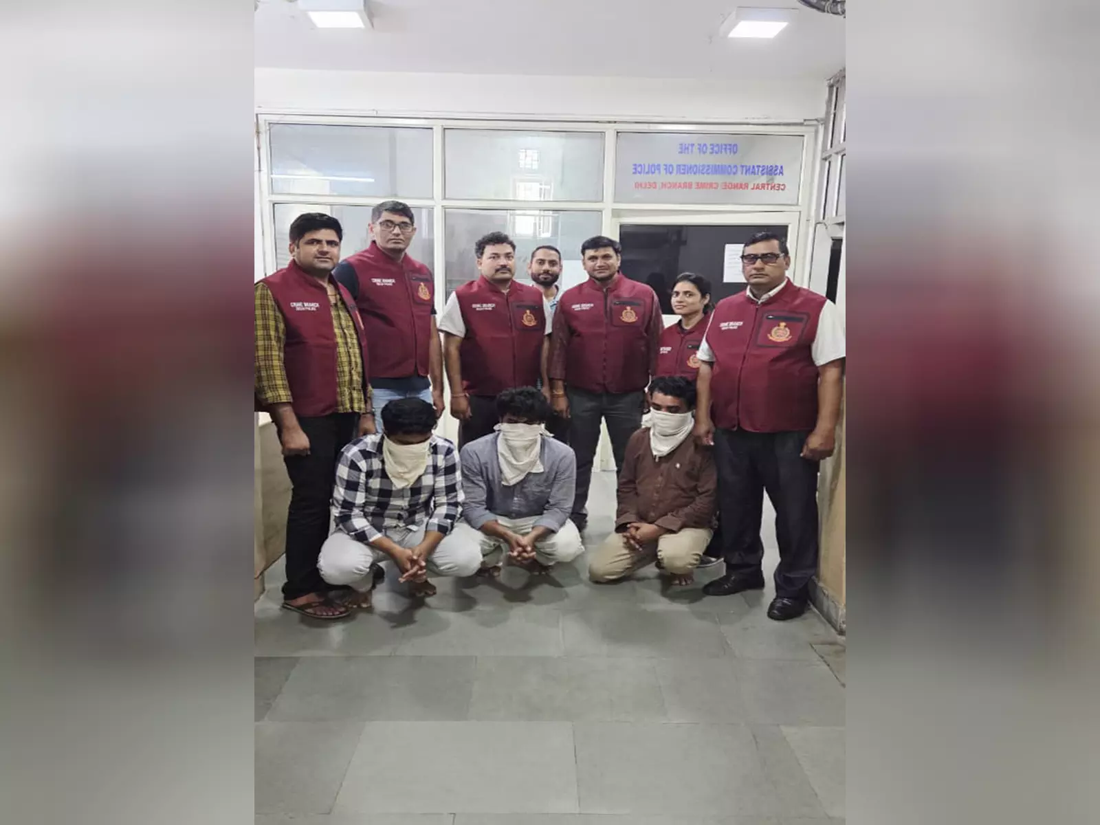 Delhi पुलिस ने फर्जी वीजा रैकेट का भंडाफोड़ किया, तीन धोखेबाज गिरफ्तार Delhi पुलिस ने फर्जी वीजा रैकेट का भंडाफोड़ किया, तीन धोखेबाज गिरफ्तार
