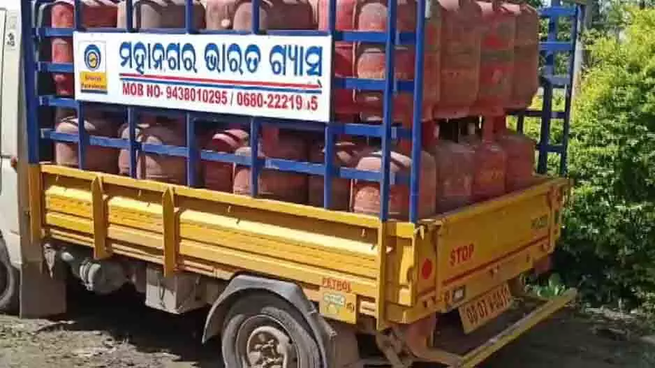 Odisha: गंजम में अवैध रसोई गैस सिलेंडर व्यापार का भंडाफोड़ Odisha: गंजम में अवैध रसोई गैस सिलेंडर व्यापार का भंडाफोड़