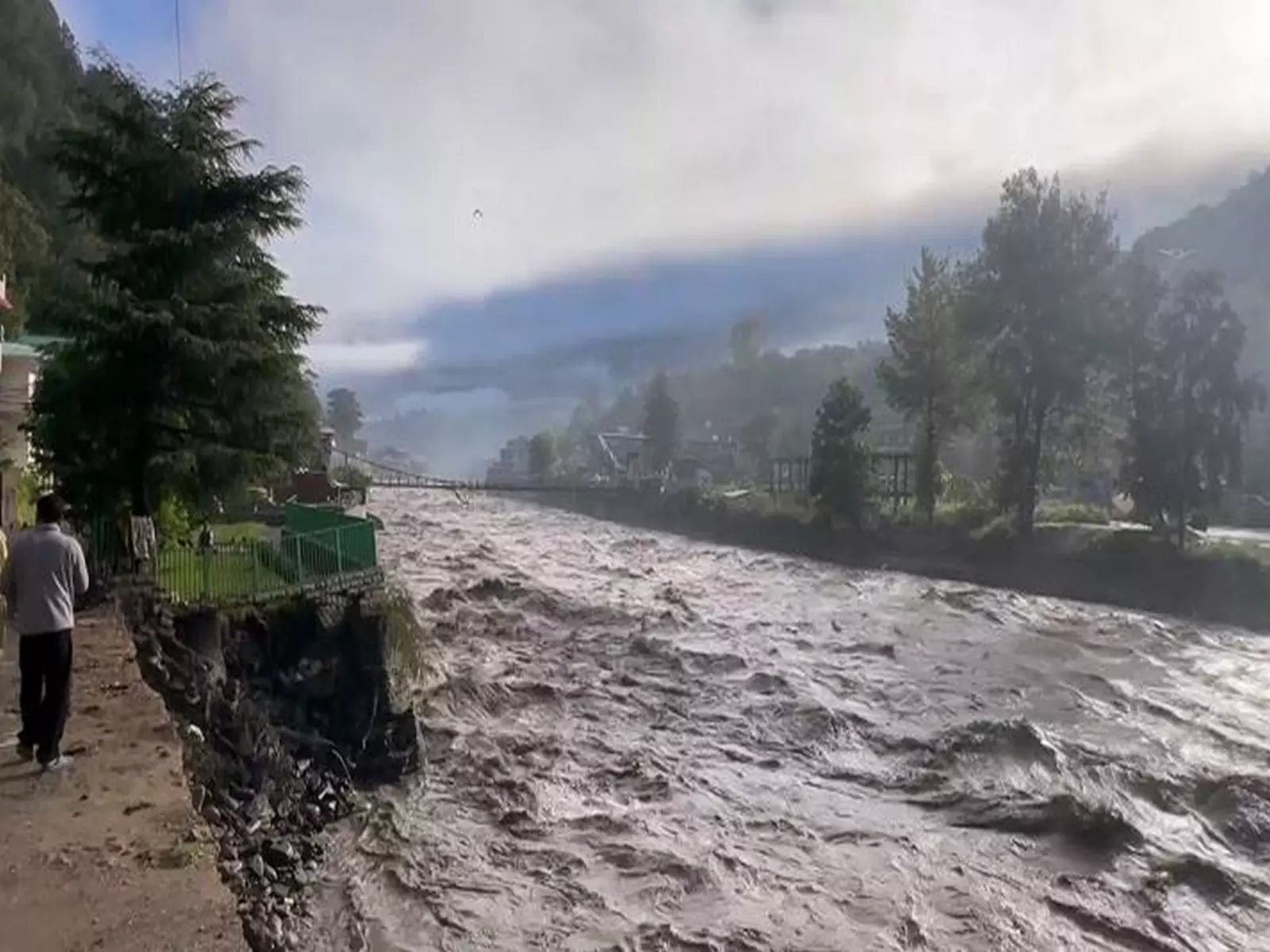 Himachal: मानसून के कहर से 647 सड़कें और 185 बिजली ट्रांसफार्मर प्रभावित Himachal: मानसून के कहर से 647 सड़कें और 185 बिजली ट्रांसफार्मर प्रभावित
