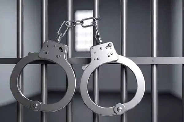 भुवनेश्वर के होटल में महिला से सामूहिक बलात्कार के आरोप में तीन गिरफ्तार भुवनेश्वर के होटल में महिला से सामूहिक बलात्कार के आरोप में तीन गिरफ्तार