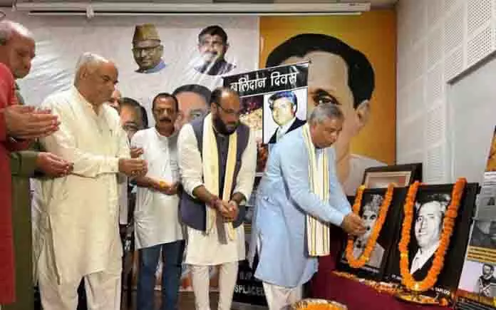 Sat, कौल और अन्य ने टपलू को उनके 37वें शहादत दिवस पर भावभीनी श्रद्धांजलि अर्पित की Sat, कौल और अन्य ने टपलू को उनके 37वें शहादत दिवस पर भावभीनी श्रद्धांजलि अर्पित की