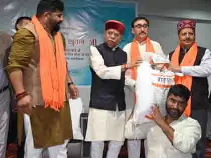 Himachal: राज्यपाल ने बाढ़ प्रभावितों के बीच राहत सामग्री वितरित की Himachal: राज्यपाल ने बाढ़ प्रभावितों के बीच राहत सामग्री वितरित की