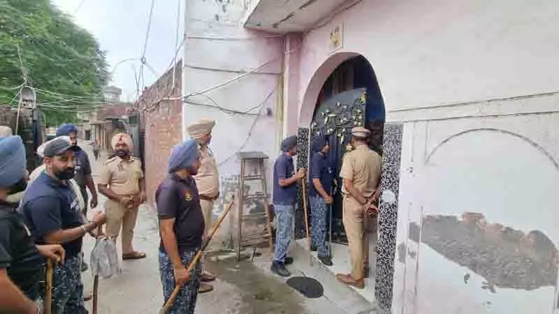 Amritsar: संदिग्ध तस्करों और आदतन अपराधियों के घरों की जाँच की गई Amritsar: संदिग्ध तस्करों और आदतन अपराधियों के घरों की जाँच की गई
